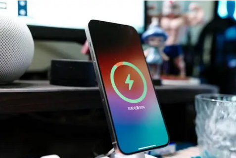 松桃苹果15换屏服务分享用什么充电器给iPhone15充电更好 